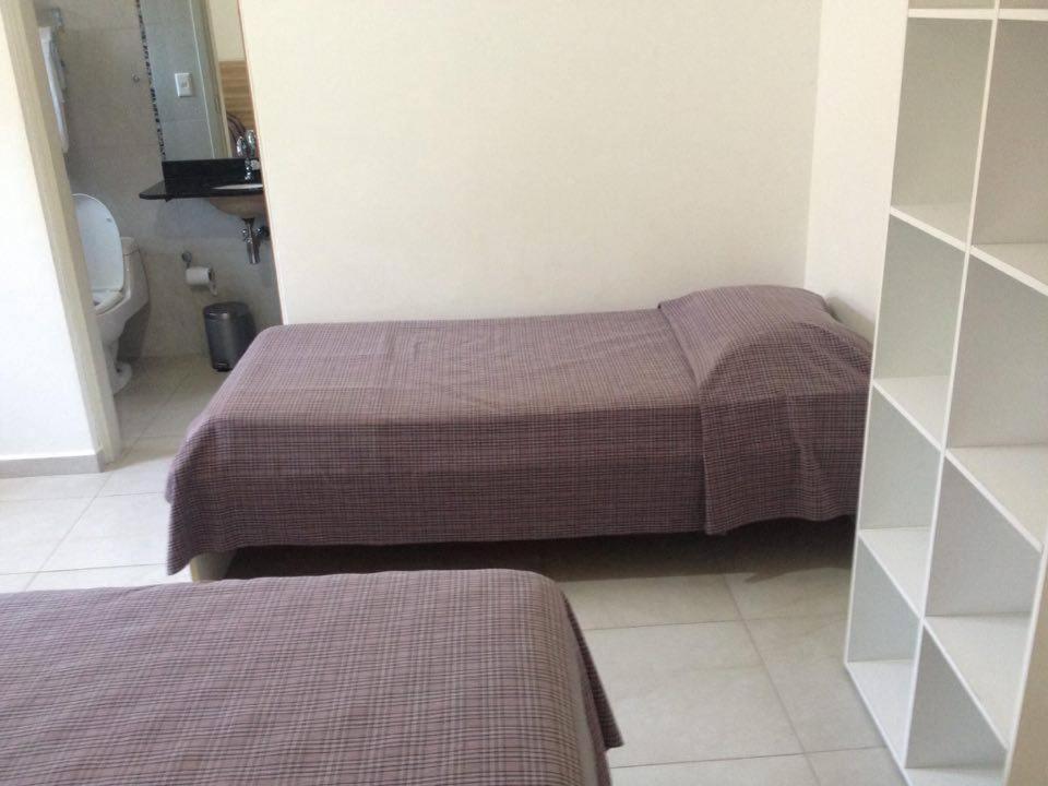Pousada Parque Suites Estacionamento E Piscina Guarujá Rum bild